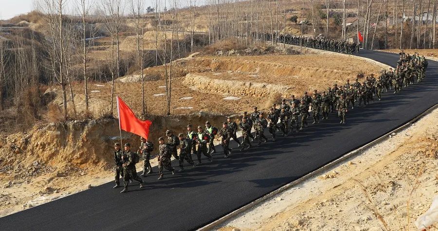 震撼直击,百公里徒步拉练!看兵哥哥挑战极限 -头条资讯-人工智能实验