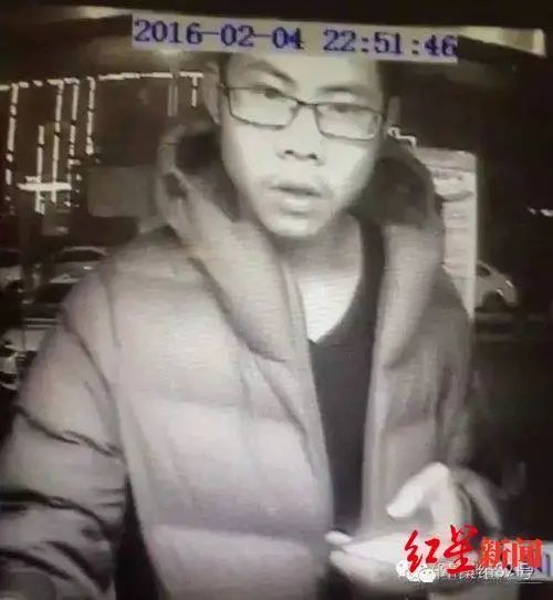 ↑吴谢宇2016年2月4日被拍到曾在河南某处ATM机取钱
