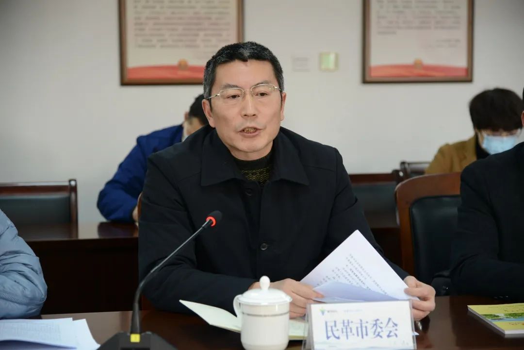 市委秘书长王良海参加会议并认真听取党外人士意见建议座谈会上,市委