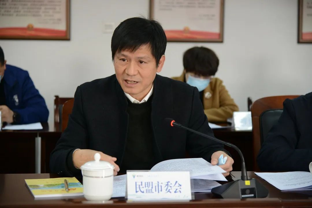 市委秘书长王良海参加会议并认真听取党外人士意见建议座谈会上,市委