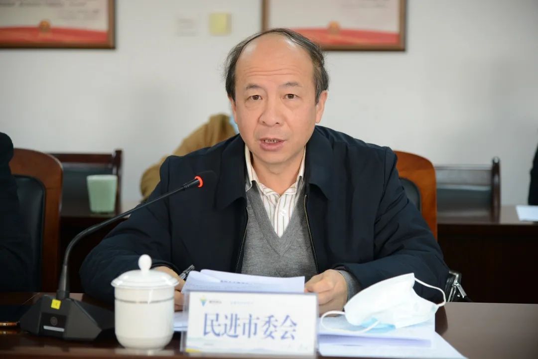 市委秘书长王良海参加会议并认真听取党外人士意见建议座谈会上,市委