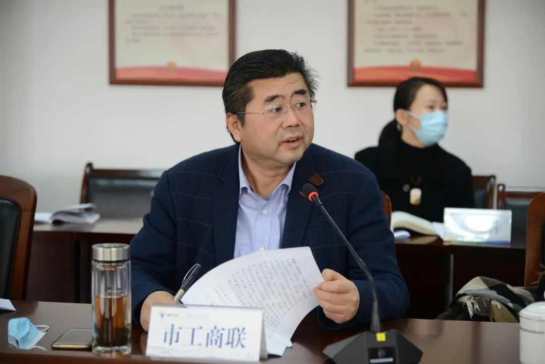 市委秘书长王良海参加会议并认真听取党外人士意见建议座谈会上,市委