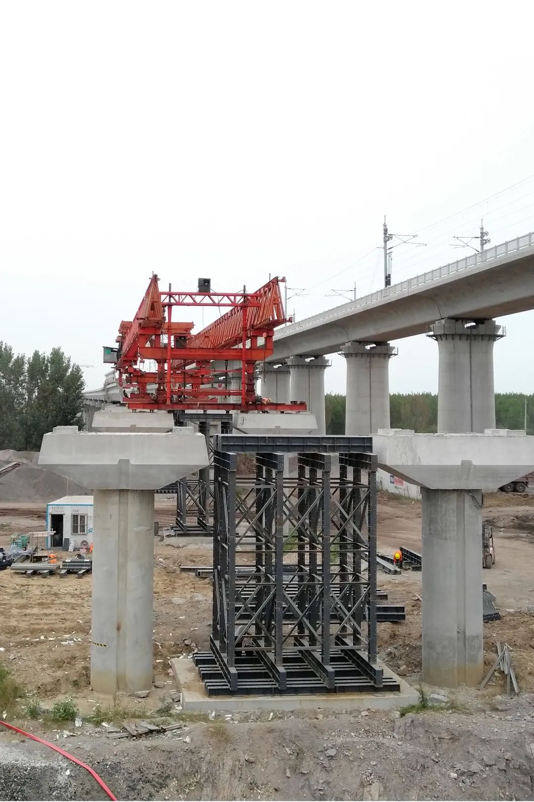 横移落梁措施采用快速安全搭设支架架梁保证结构质量,提高施工工效