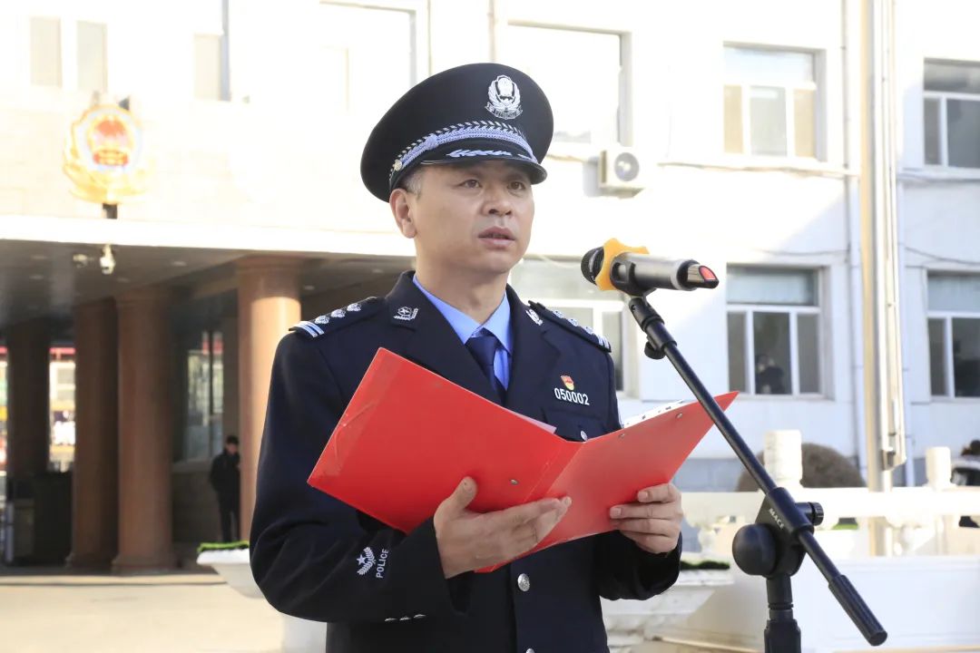 迎着朝阳,通辽市公安局民辅警警容严整,精神饱满,队列整齐,气氛庄严.