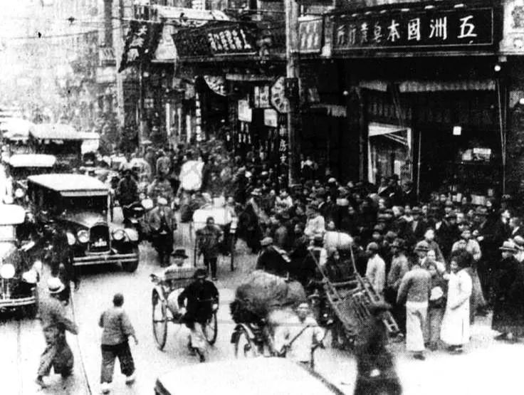 1907年,黄楚九搭仔夏粹芳合办了"五洲大药房.