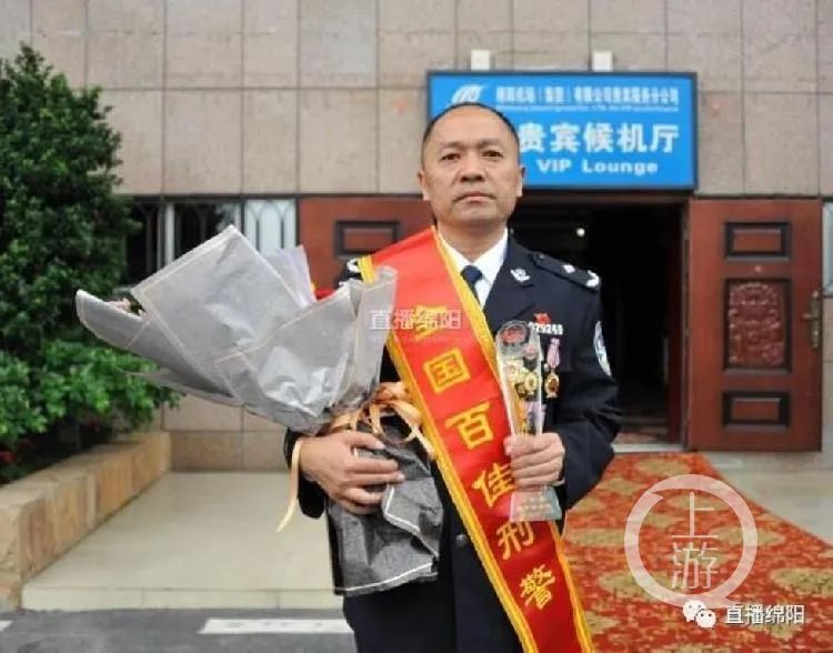 2017年9月，王万涛赢来高光时刻，获得全国百佳刑警称号。/直播绵阳