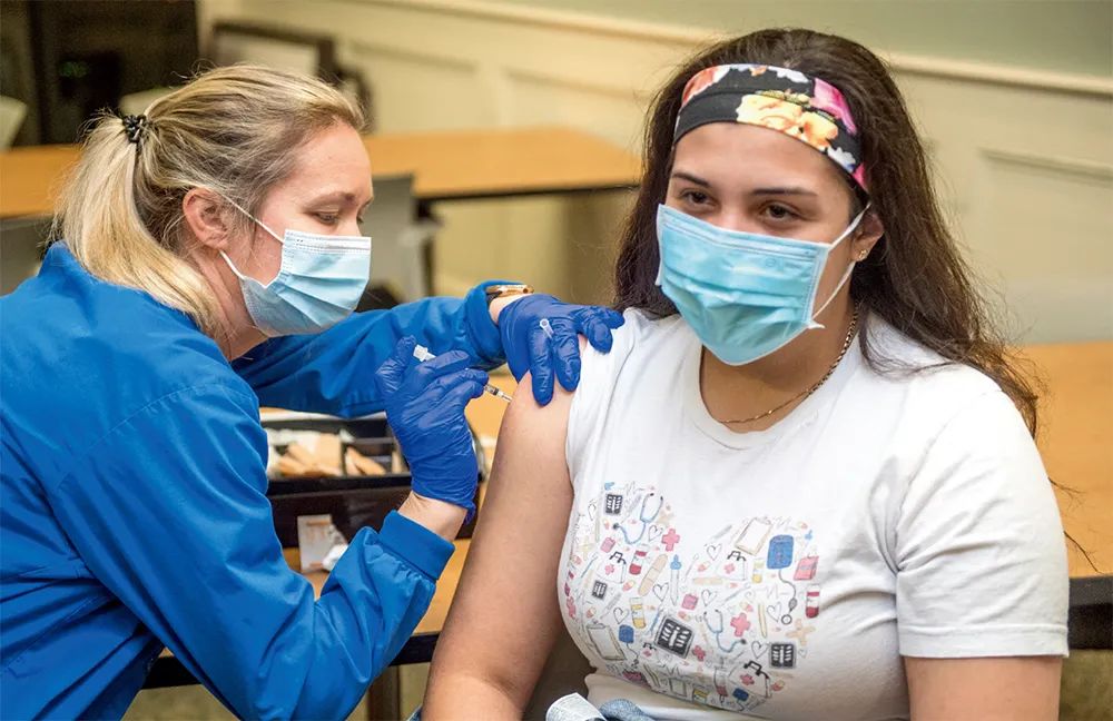 12月22日,一名护士在美国佐治亚州奥古斯塔接受新冠疫苗接种