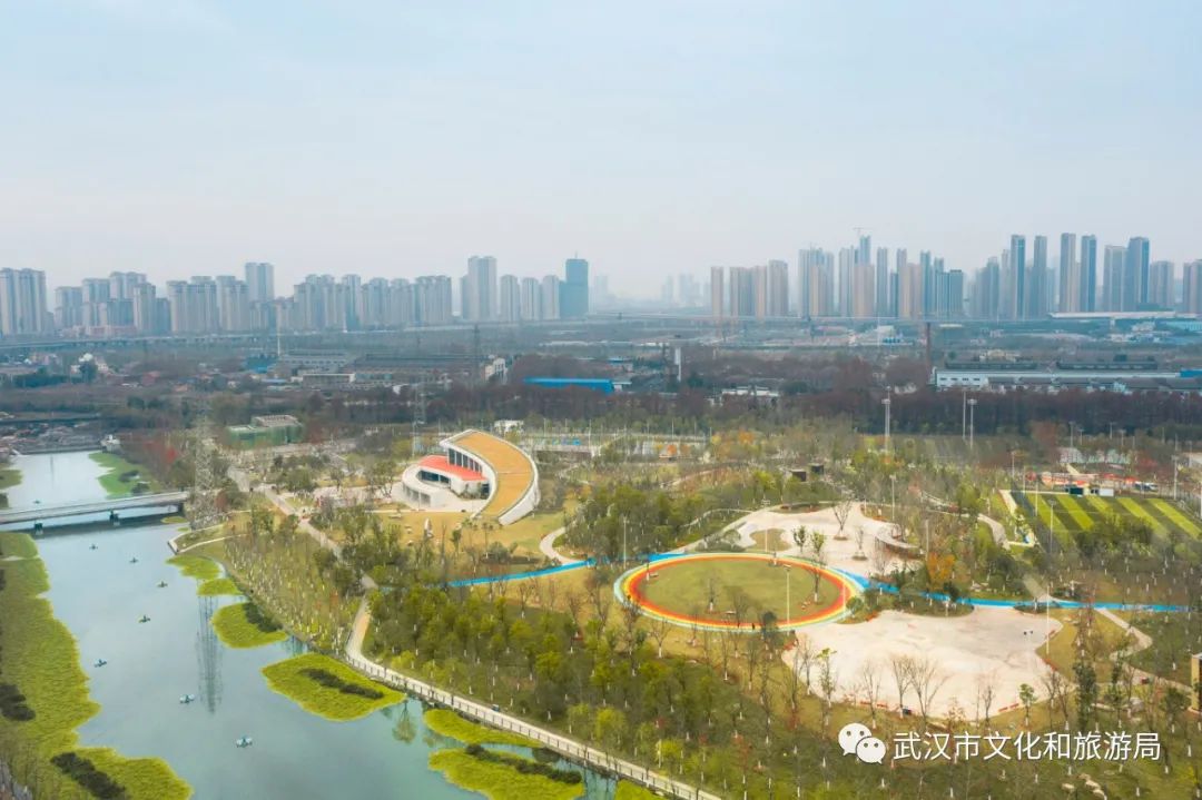 免费的球场与丰富的生态环境为周边的居民提供了生活便利,家庭运动