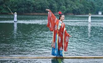 24歲女孩苦練17年，“水上漂”驚艷世界：這是什么中國功夫？