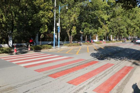 实拍芒市各中小学校路口的红白斑马线有什么用途