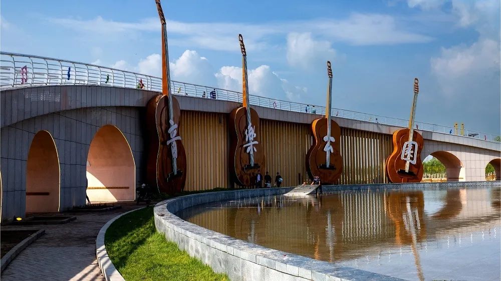 武强县音乐公园主题观景大桥.(资料图)武强县摄影家协会供图