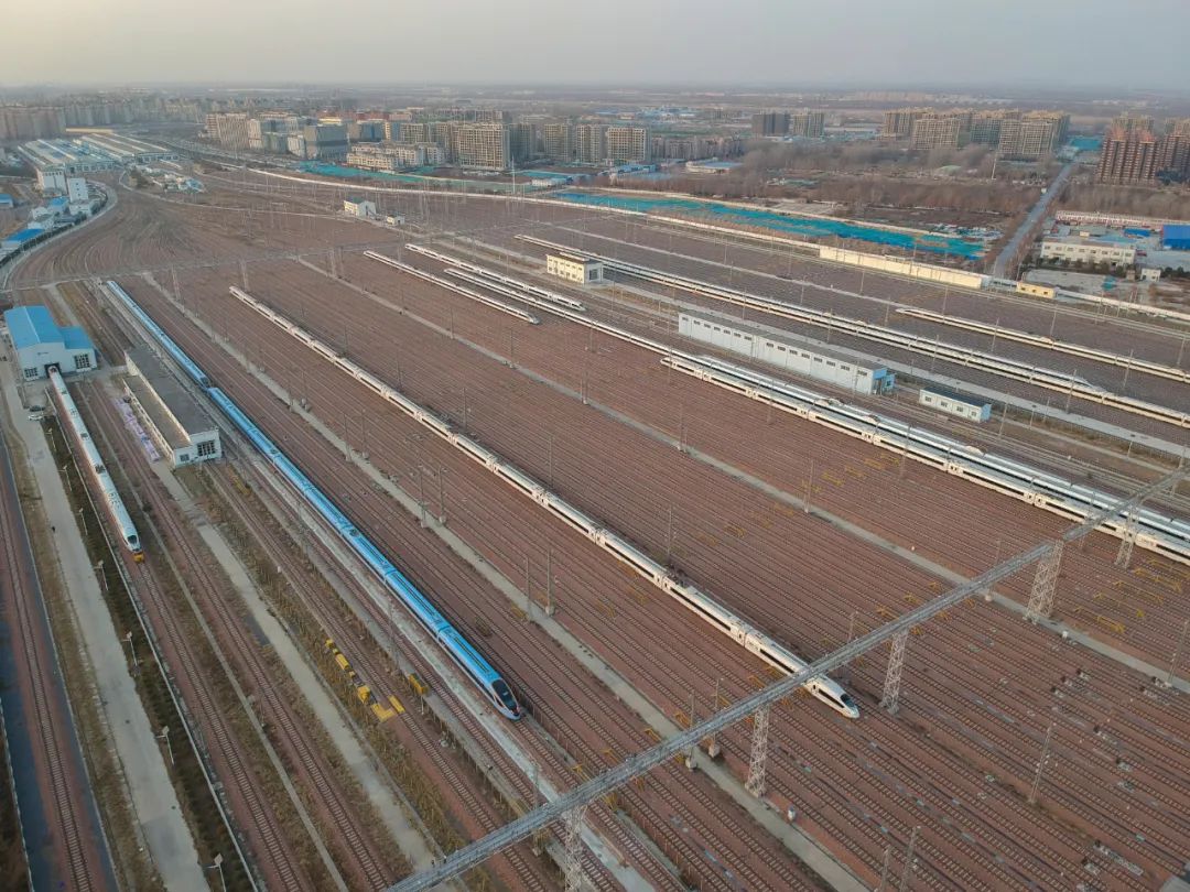 蓝暖男来了郑铁人护送新型复兴号抵郑