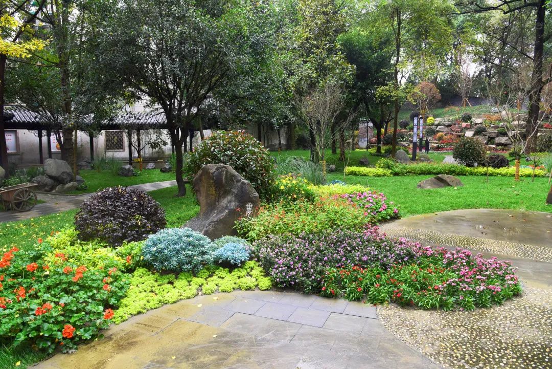 突出入口景观,透出公园美景基础设施更完善,植物配置更美丽围墙拆除了