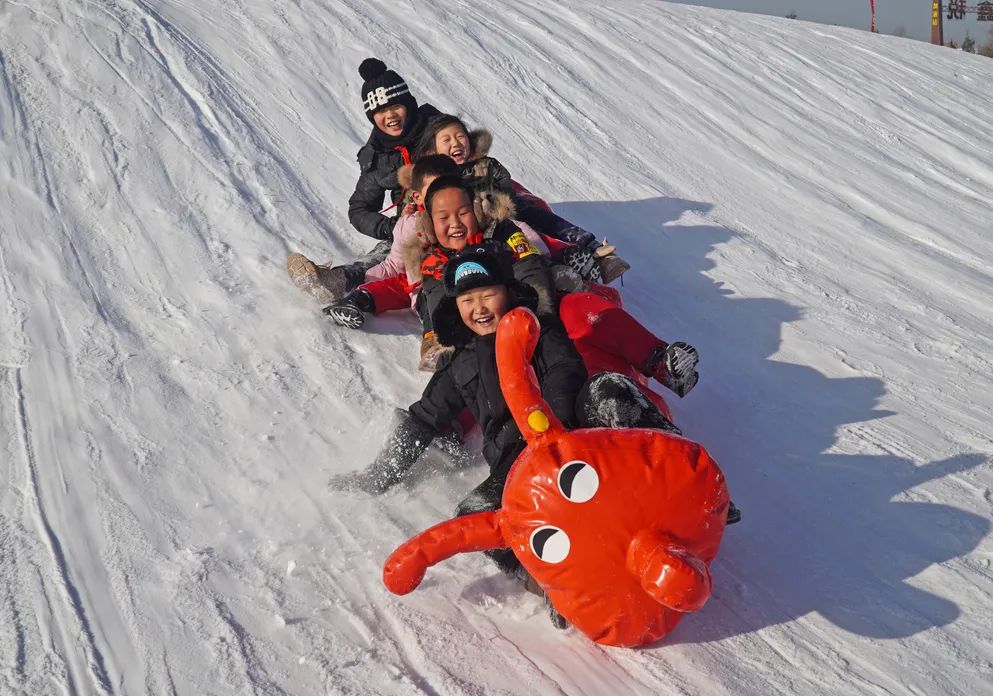 除去滑雪和滑冰以外, 冰雪乐园内还设置了丰富的冰雪娱乐项目, 雪圈