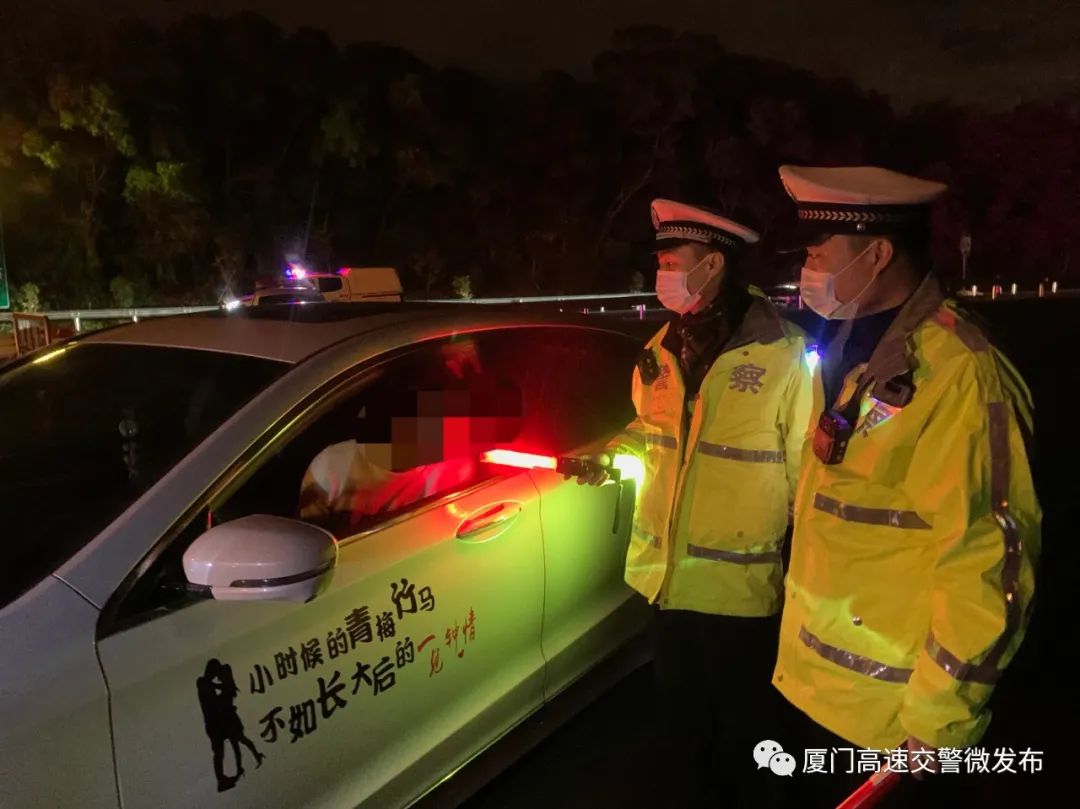 0時46分許,當民警對一輛閩d牌照小型轎車進行檢查時,發現駕駛員涉嫌酒