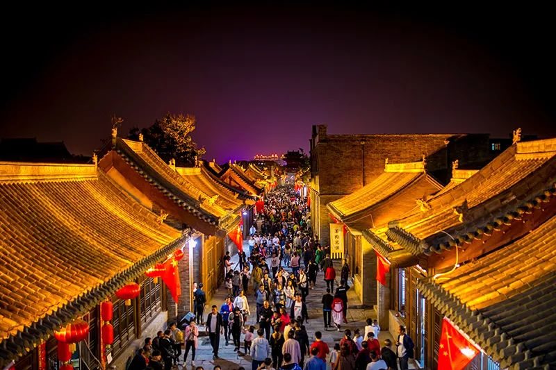图为夜色中的忻州古城,游人如织.