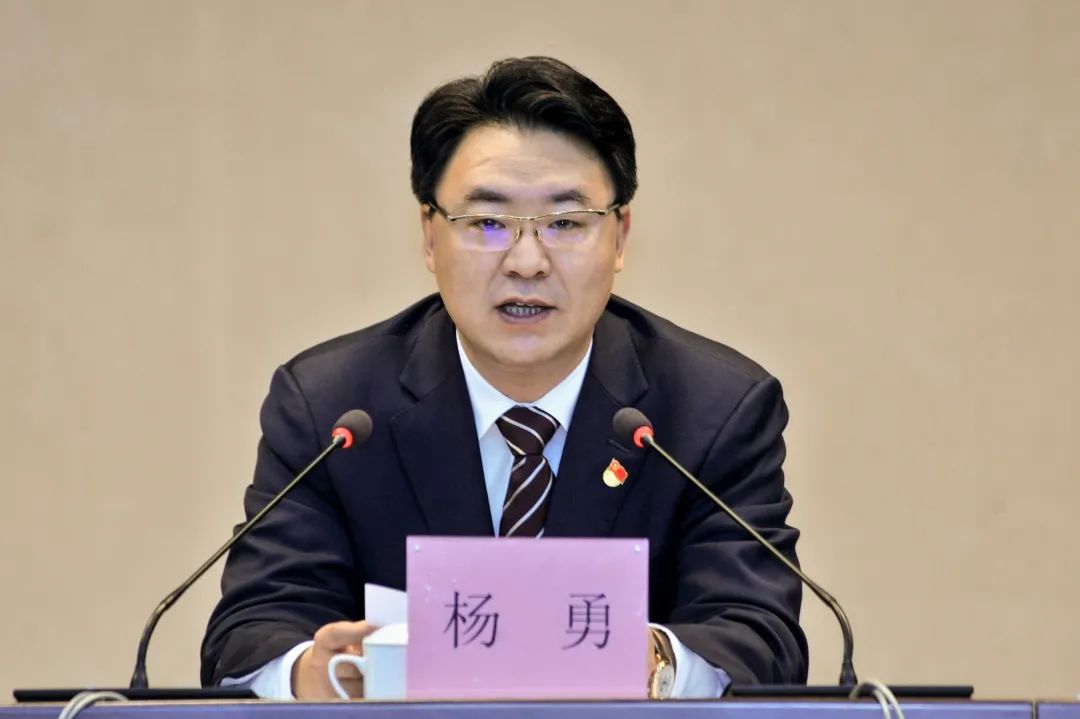 听取和讨论杨勇受市委常委会委托作的工作报告,审议通过《中共慈溪