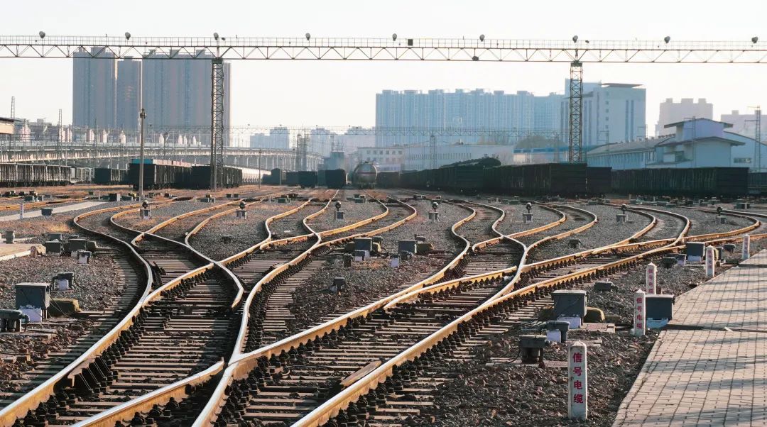 一个车站有那么多条股道火车上没有方向盘停在哪条股道难道看运气吗?