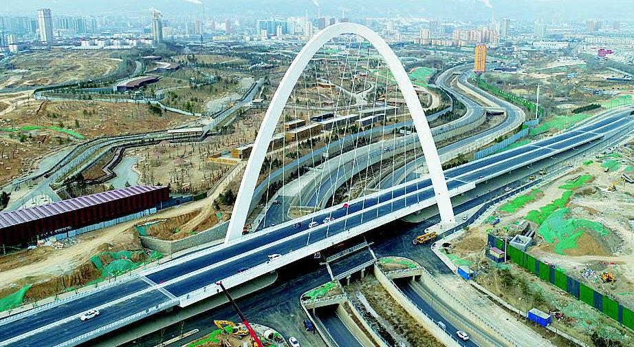 12月29日中交一公局三公司消息,随着最后一处景观桥节点的路面摊铺