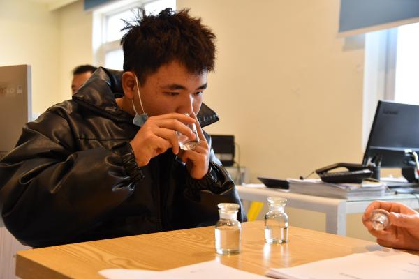 ",应征大学生进行嗅觉检测如实回答.