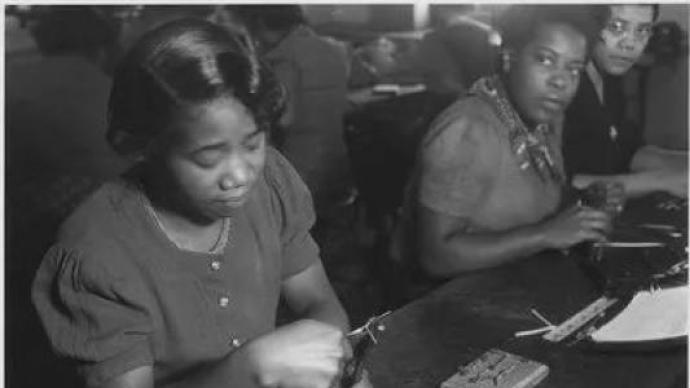 美国黑人曾经普遍小康，但产业迁移和种族歧视毁坏了一切