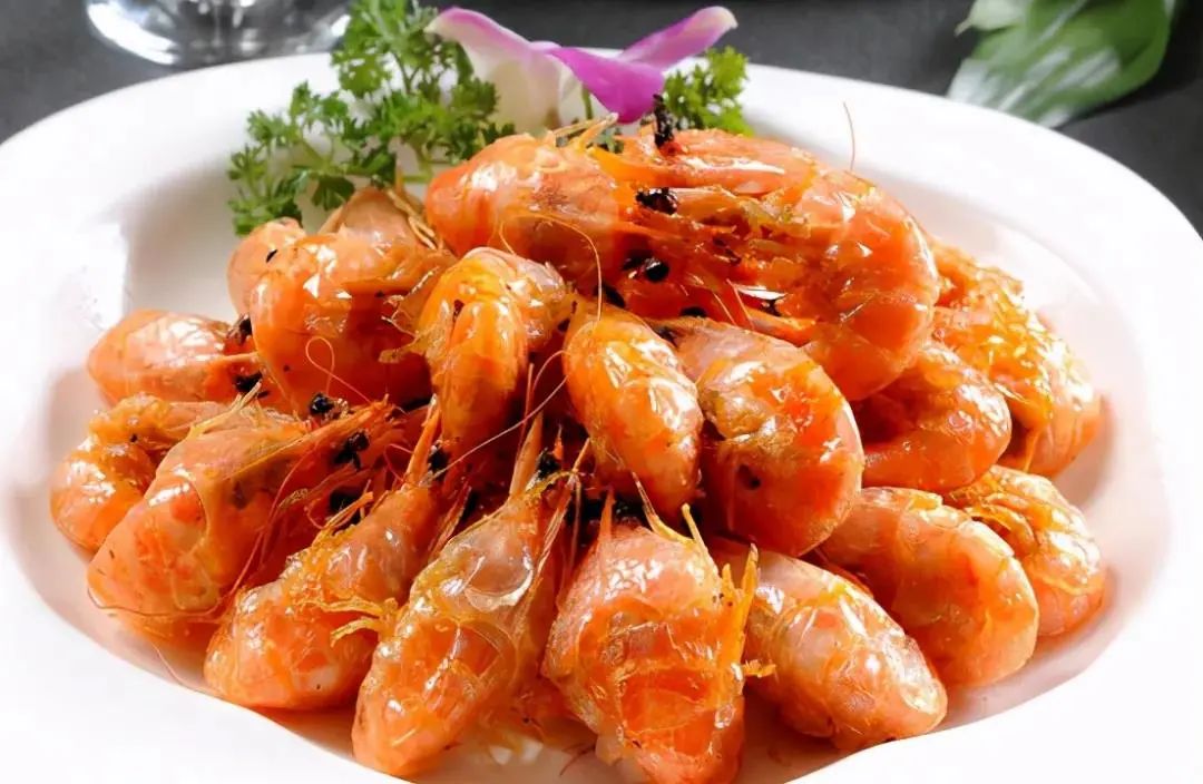 油爆河虾相比水晶虾仁,更招上海人喜欢,烧好后的虾,外脆内嫩