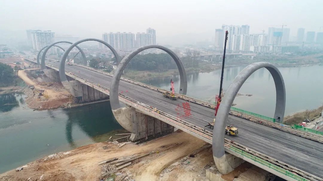 红壁岩大桥新建工程位于永定区西溪坪组团与长岭组团之间,北起于禾家