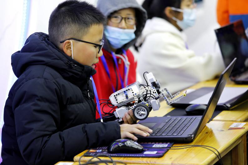 第四届腾冲市青少年科技创新大赛暨机器人竞赛激烈开赛