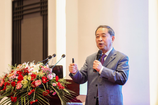 陈义初在演讲中,围绕"形势,应对,创新"这一主题,从当前经济形势与应对