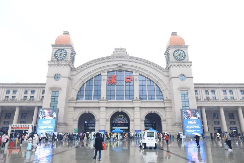 28日,武汉迎来雨雪天气,图为旅客在汉口站有序出行(代能跃 摄)