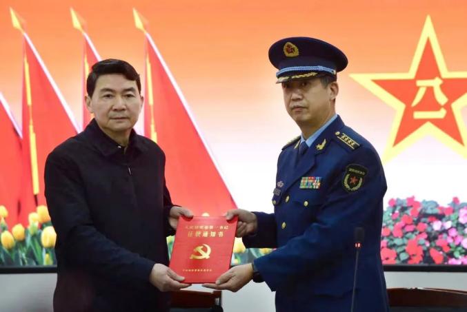 会上,南昌市委常委,警备区司令员陆建刚宣读任职通知,红谷滩新区工委