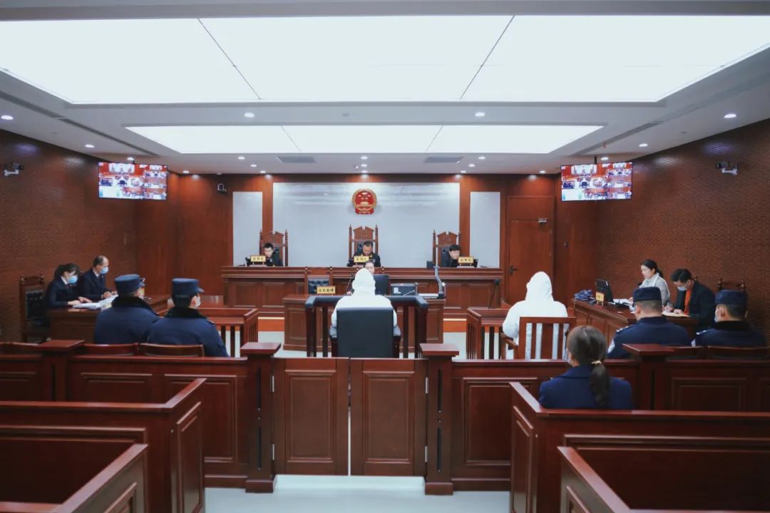 颍上法院院长开庭审理刑事案件