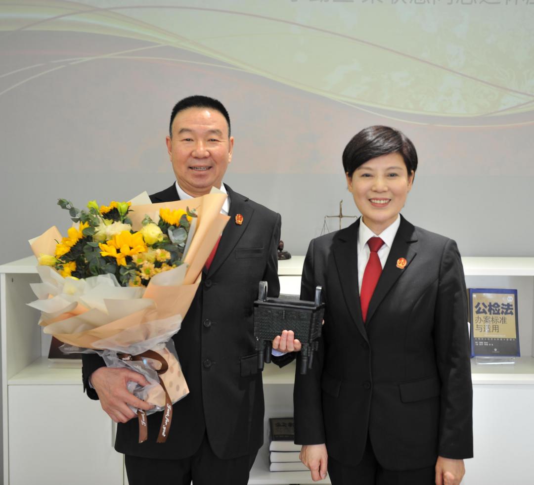 座谈会上,蔡青院长首先代表院党组和全体干警对两名同志的光荣退休