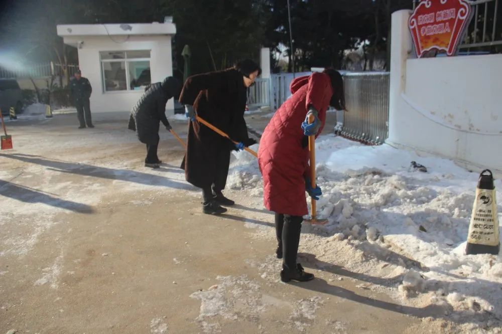 扫冰除雪日照巾帼在行动 扫冰除雪日照巾帼在行动