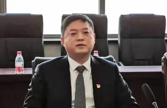 县委十六届八次全会期间,县委副书记,代县长赵洪臣