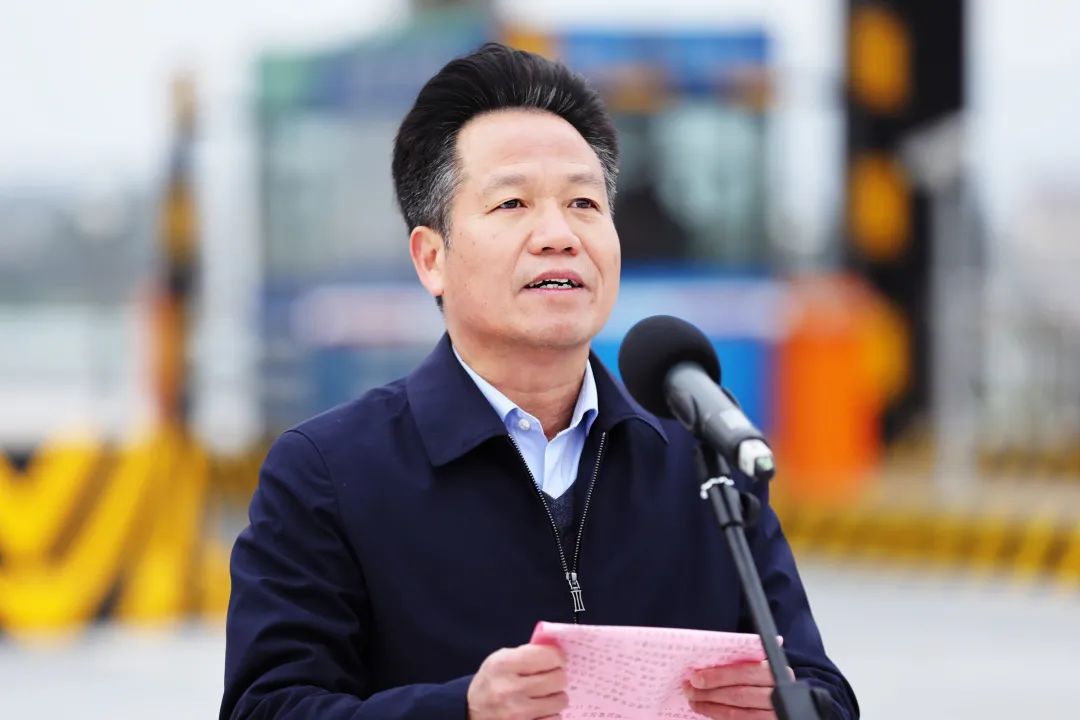 疫情防控和复工复产,认真贯彻落实自治区"五网"建设大会战决策部署,年