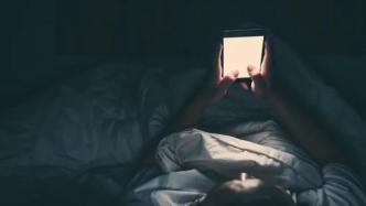 睡前玩手机？可要三思了：夜间玩手机与精子质量下降有关