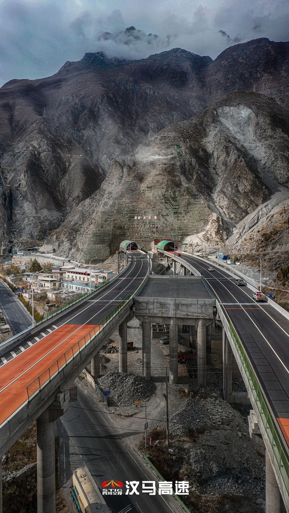35小时成都飙拢马尔康今天中午汶马高速通车