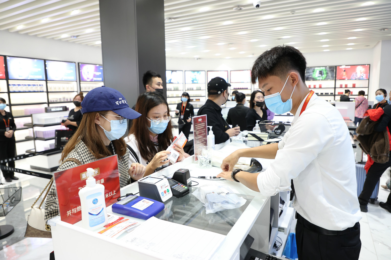 采用即购即提模式中旅三亚凤凰机场免税店正式开业