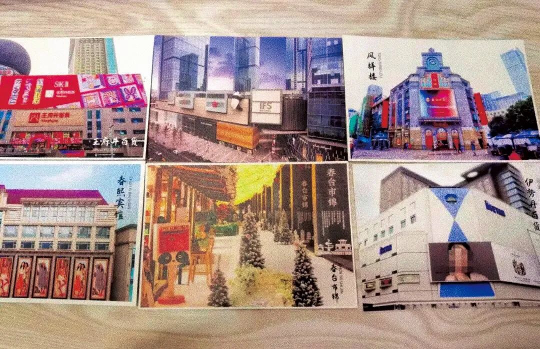 里面放置了春熙路时尚活力区30家优质商家的明信片,涵盖餐饮,百货