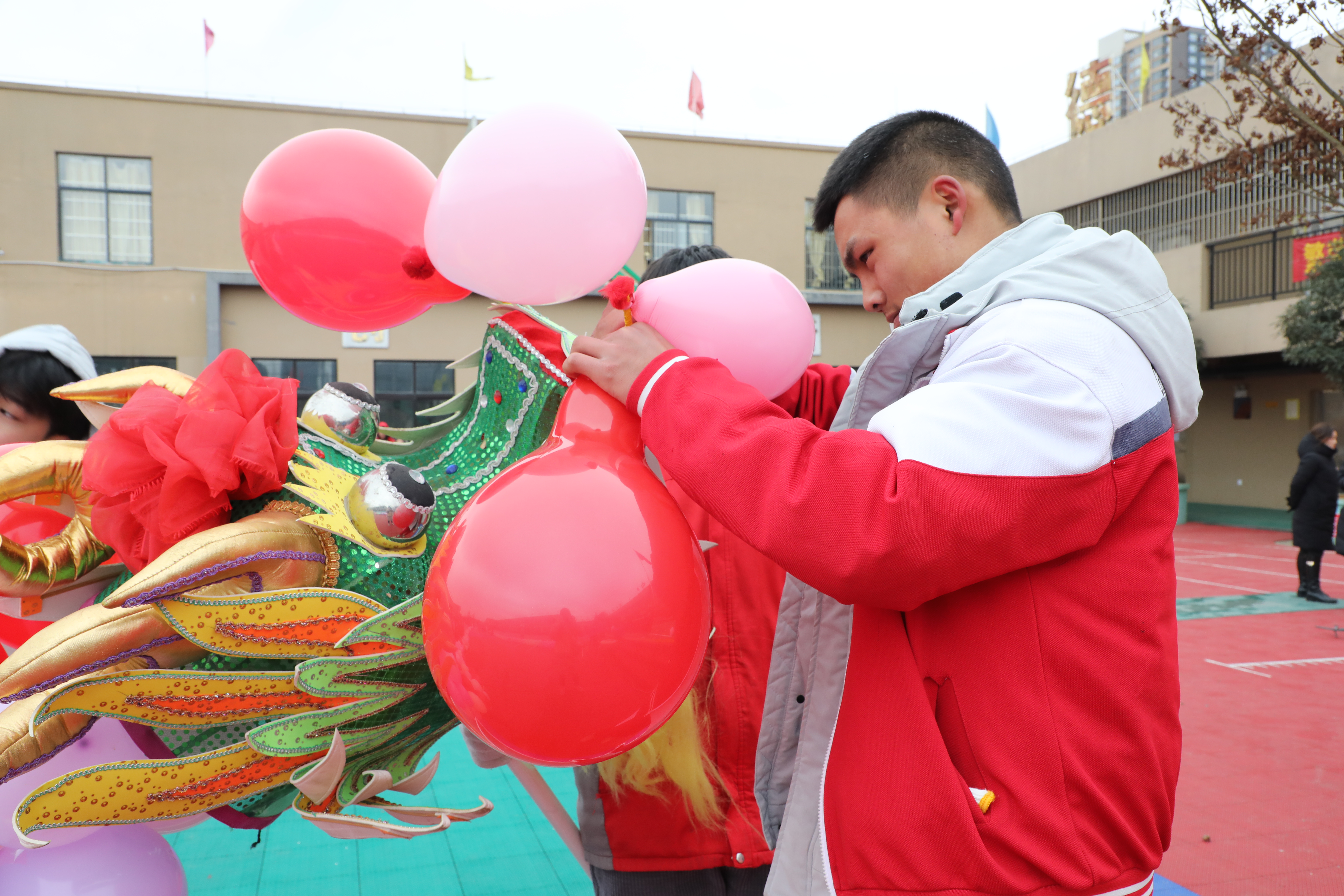 学生专注制作气球龙