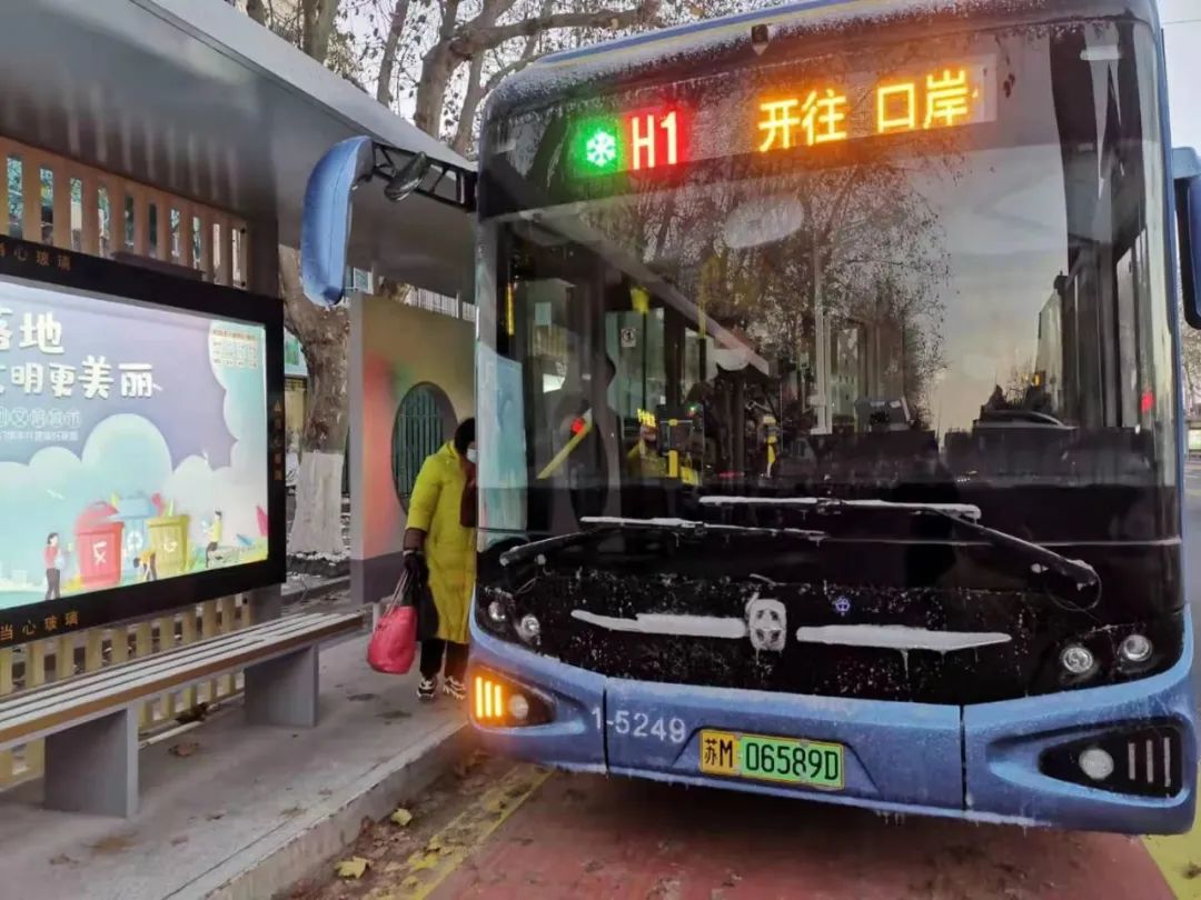 同时,在公交车上安装的交通违法抓拍系统也同步启用,抓拍违法占用公交