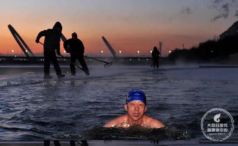 冬泳通过冷空气,冷水刺激人体进行锻炼,每次冬泳之后就是让全身的血管