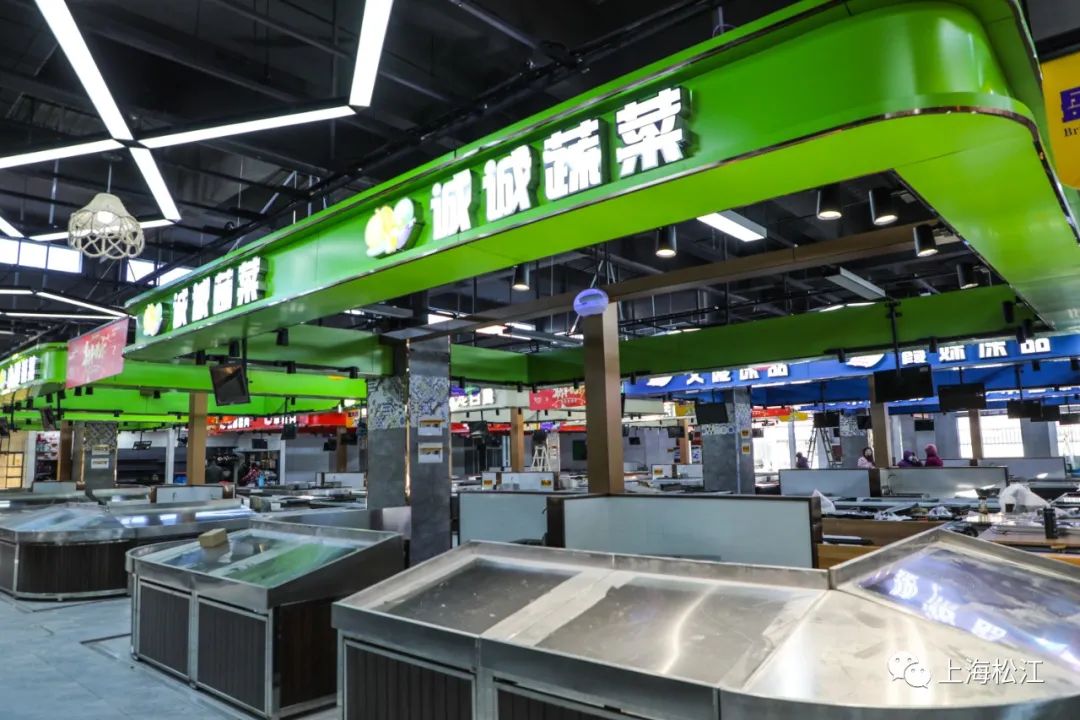 管理方告诉小松这些接地气的招牌尤为吸睛"高大上"的市场内任蒙蔬菜