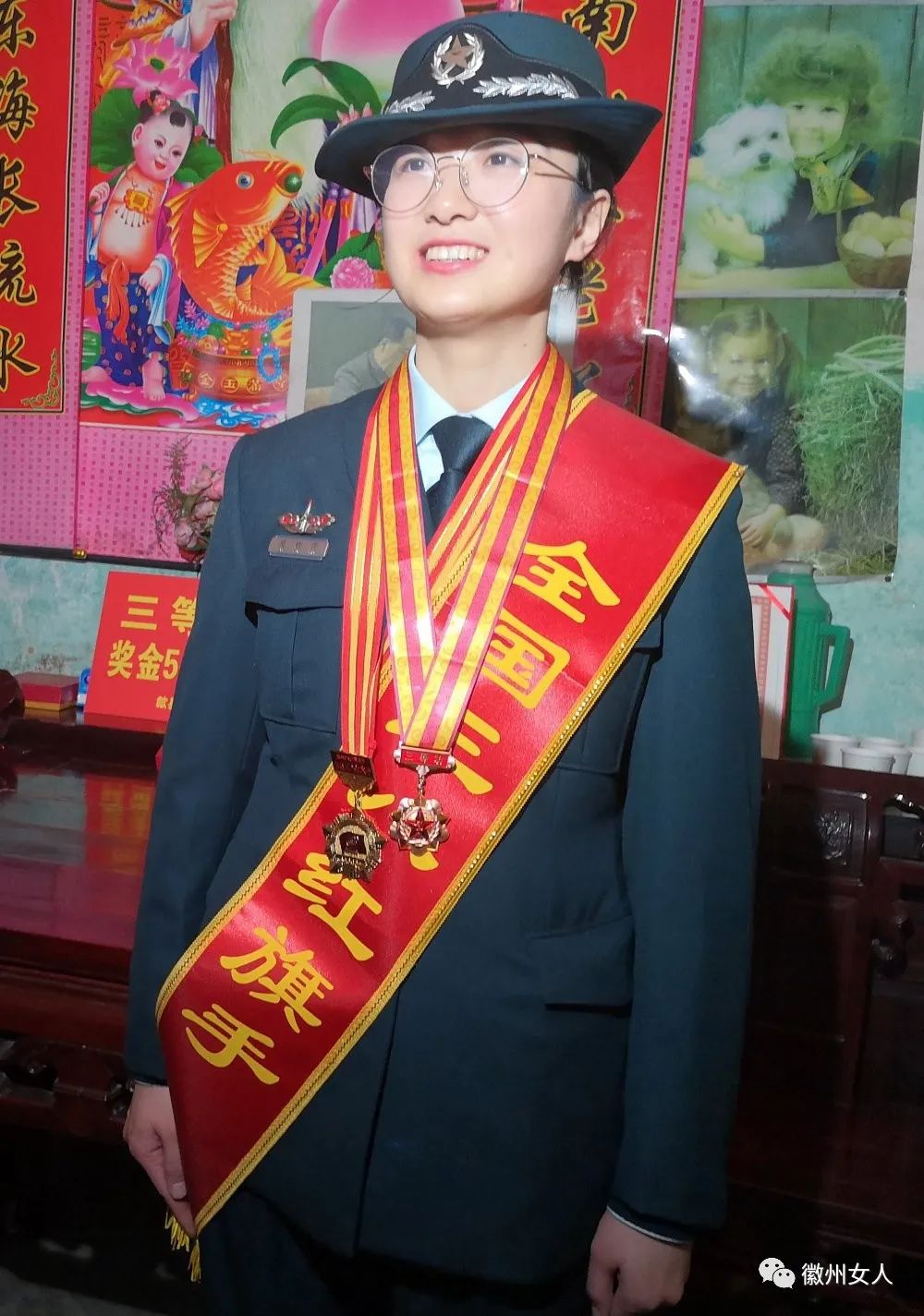 抗击新冠肺炎疫情全国三八红旗手,解放军96601部队医院内科护师捧着