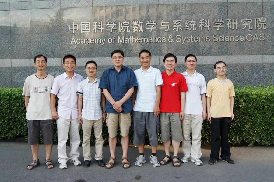 张晓(左4)与学生合影仰望星空进入数学界后,张晓了解到国内外数学家