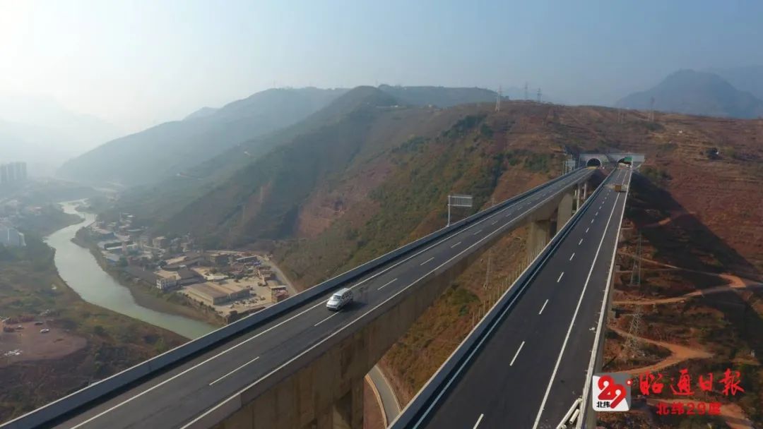 12月31日通车试通车期间,香丽高速试通车路段暂不收取通行费.