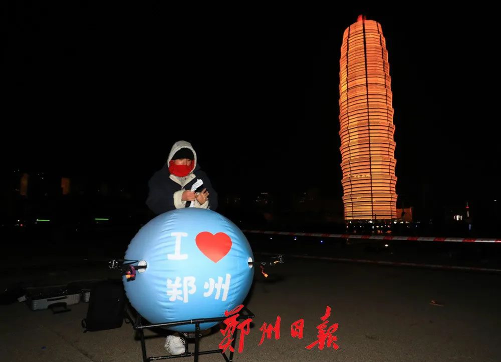 数百架酷炫无人机点亮如意湖郑州的跨年夜太美了
