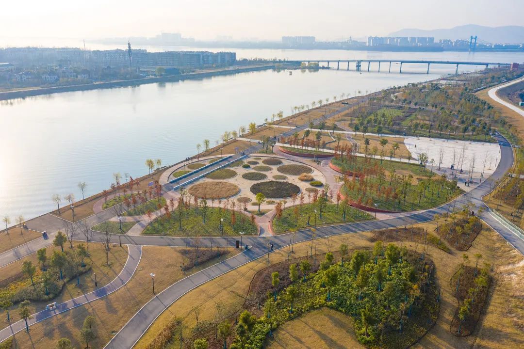樊城江滩公园二期位于该市樊城区沿汉江和小清河滨水区域,涉及范围南