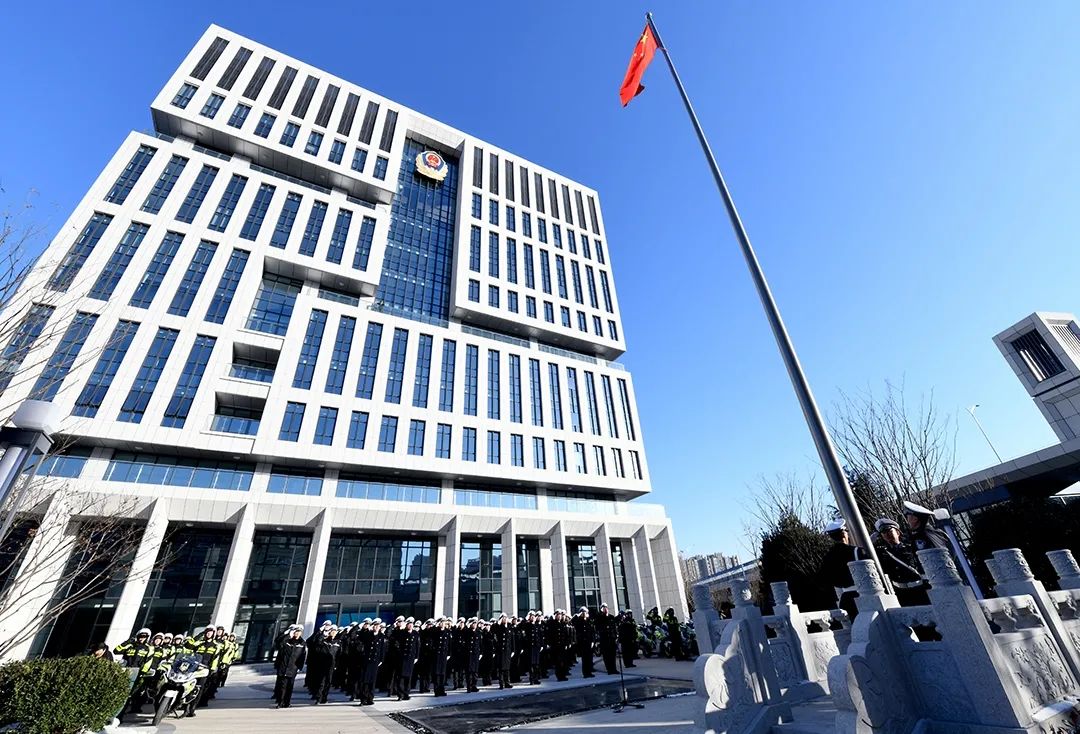 济南交警隆重举行迎新年庆元旦升国旗仪式